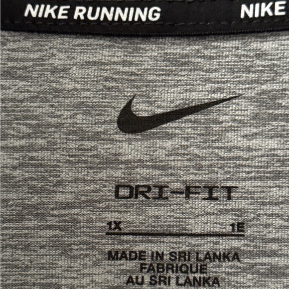 Women’s Nike Quarter Zip Grey Pullover Athletic Top with Thumbholes, Size 1X. - Picture 6 of 13